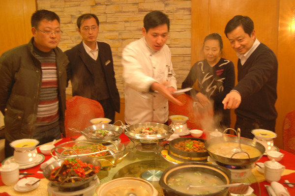 黃山馨園國際大酒店推出冬季滋補菜系廣泛受到好評,圖為酒店總經理李建平,副總經理邵旭燕和方欽安在與廚師長研究新菜.