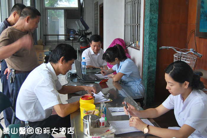 黃山中鐵旅游公司黃山馨園國際大酒店干部員工積極參加義務獻血活動